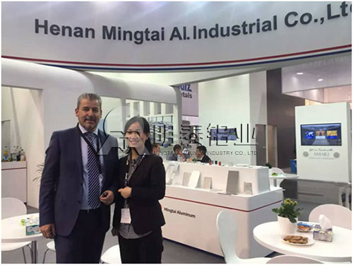 明泰員工在德國鋁工業展會與客戶合影