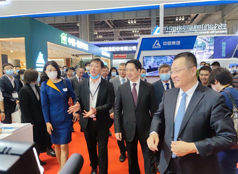全國政協(xié)常委、中國有色金屬工業(yè)協(xié)會黨委書記葛紅林等領(lǐng)導(dǎo)到公司展位參觀指導(dǎo)